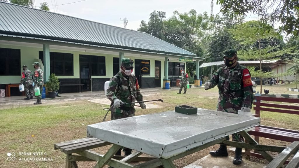ANTISIFASI COVID-19, KORAMIL 03/CABANGBUNGIN LAKUKAN PENYEMPROTAN DISINFEKTAN DI LINGKUNGAN MAKORAMIL