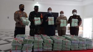 Sebanyak 5800 Buku Sertifikat Kepemilikan Tanah Dibagikan Secara Simbolis