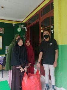 The Eagle Laksanakan Kegiatan sosial Bagikan Nasi Box Gratis