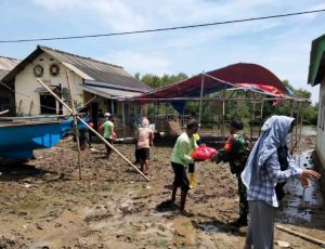 BABINSA KORAMIL 03/CABANGBUNGIN KAWAL PEMBAGIAN SEMBAKO UNTUK KAUM DHUAFA