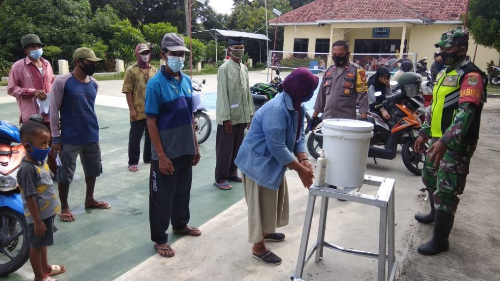 BABINSA KORAMIL 03/CABANGBUNGIN KAWAL PEMBAGIAN BST TAHAP IX DI DESA BINAAN