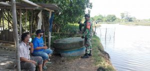BABINSA BERSAMA POKDARWIS DAN WARGA KEMBALI BERSIHKAN TEMPAT EKOWISATA PONDOK DUA