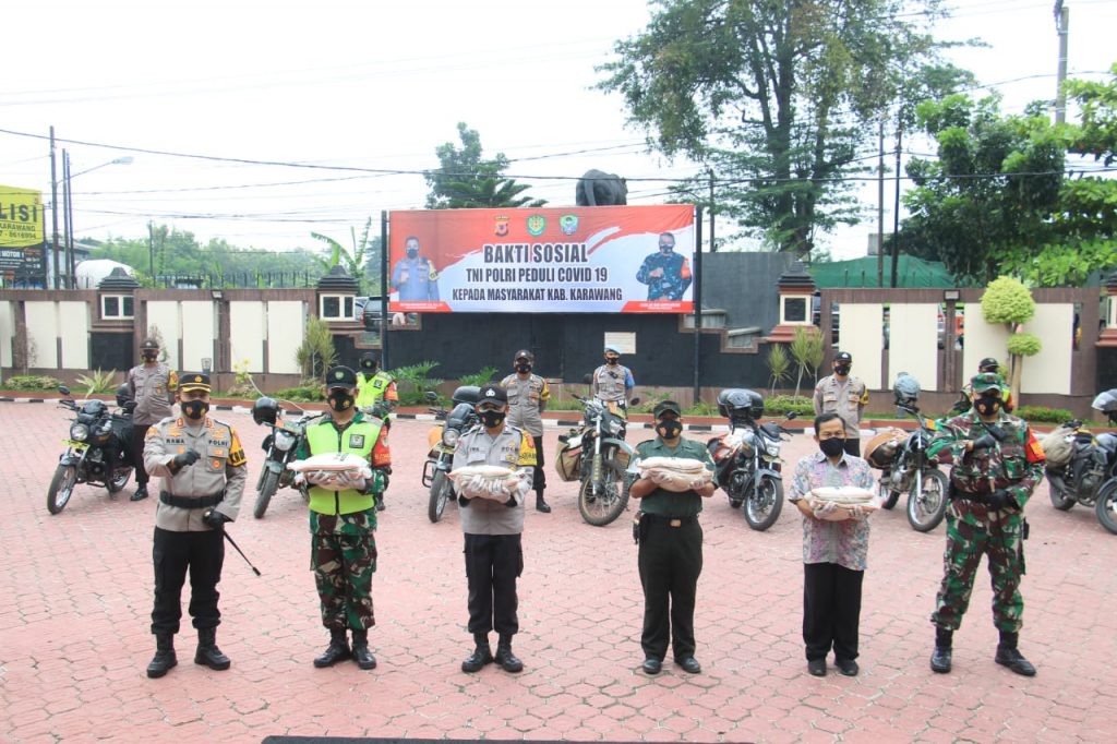 Polres Karawang Gelar Bakti Sosial “Polri Peduli Covid-19”  Dengan Bagikan Sembako
