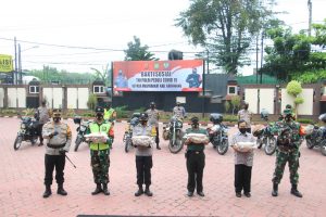 Polres Karawang Gelar Bakti Sosial “Polri Peduli Covid-19”  Dengan Bagikan Sembako