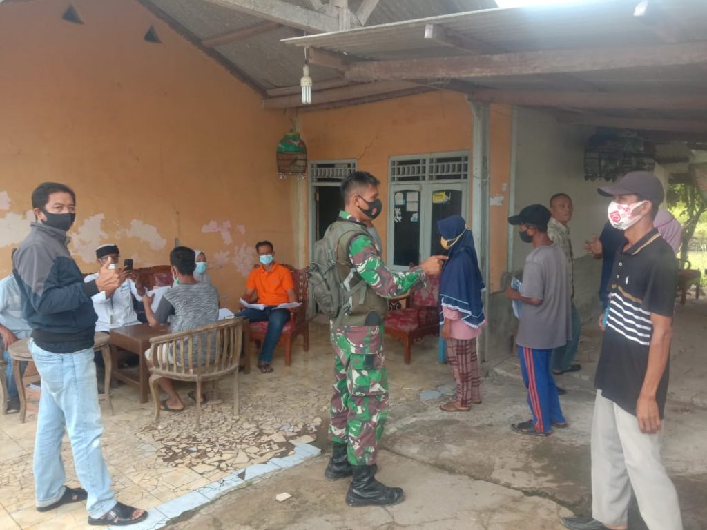 BABINSA KORAMIL 03/CABANGBUNGIN KAWAL PEMBAGIAN BST DITENGAH PEMBERLAKUAN PPKM