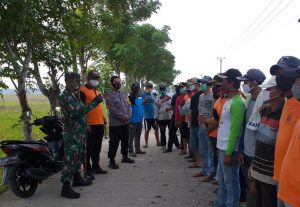 BABINSA BERSAMA WARGA GUNAKAN HARI LIBUR UNTUK KARYA BAKTI BERSIHKAN LINGKUNGAN