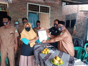 KEPALA DESA SETIALAKSANA BAGIKAN SERTIFIKAT PROGRAM PTSL KEPADA WARGANYA