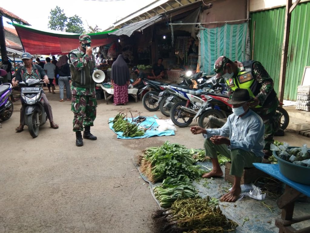 BABINSA HIMBAU PENJUAL DAN PEMBELI JAGA PROKES TEKAN PENYEBARAN COVID-19