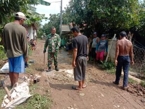 BERSAMA WARGA BINAAN BABINSA KORAMIL 03/CABANGBUNGIN GOTONG ROYONG PERBAIKI JALAN