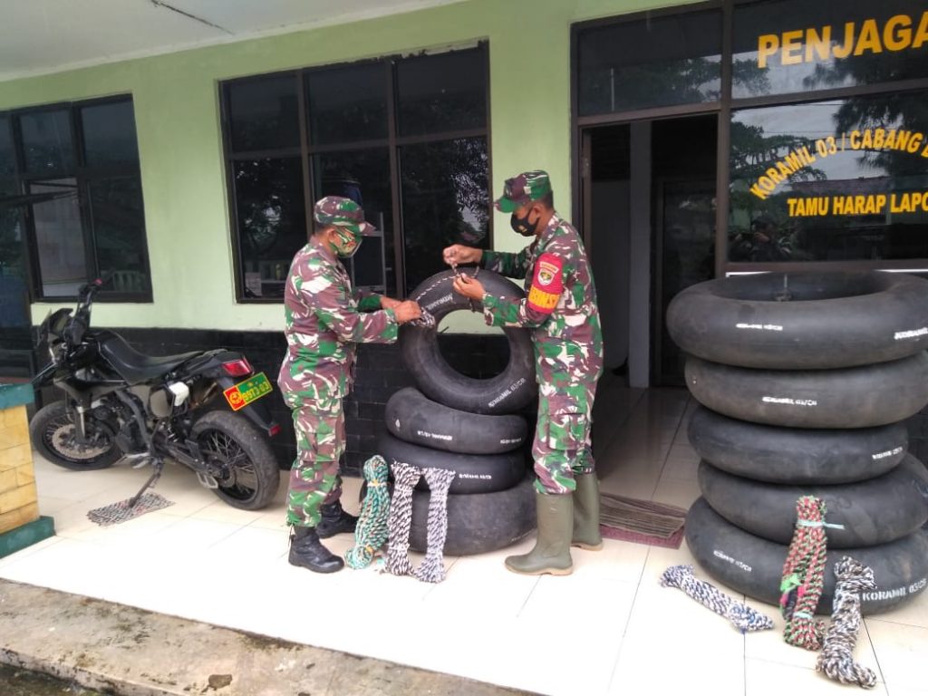 ANTISIPASI BANJIR KORAMIL 03/CABANGBUNGIN MENYIAPKAN ALAT BANTU EVAKUASI WARGA