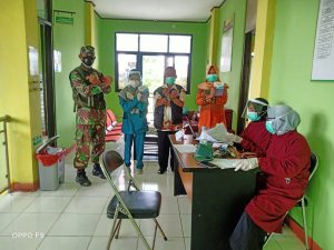 PERSONIL BABINSA KORAMIL 03/CABANGBUNGIN TINJAU PENYUNTIKAN VAKSIN SINOVAC DI PUSKESMAS MUARAGEMBONG