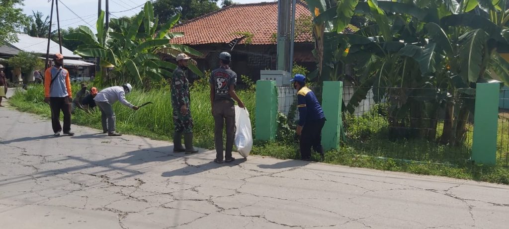 JUM’AT BERSIH, BABINSA BERSAMA WARGA MELAKSANAKAN KARYA BAKTI PEMBERSIHAN JALAN DESA