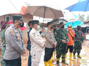 Bersama Kapolres Dandim Dan Kepala BPBD Kab.Karawang Tinjau Lokasi Bencana Puting Beliung