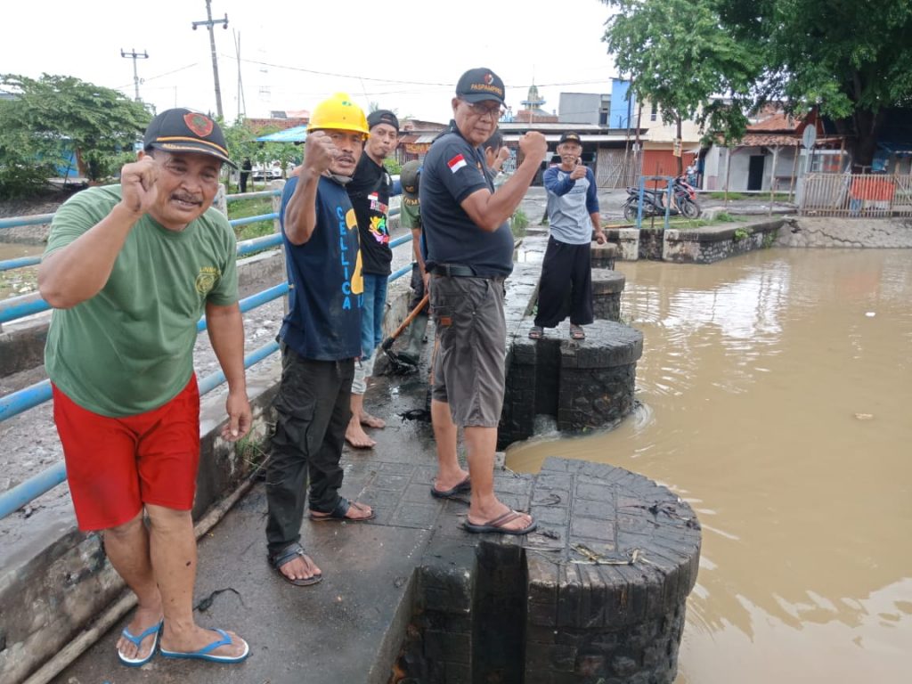 Giatan Gotong Royong Kelurahan Karawang Wetan Bersihkan Saluran Irigasi Dari Tumpukan Sampah