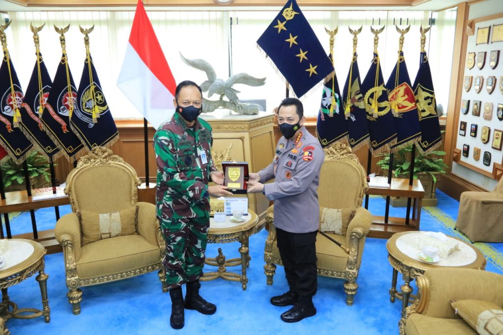 Kunjungi KSAU, Kapolri Harap Sinergitas Dari Atas Hingga Bawah Tegakan Displin Prokes Masyarakat