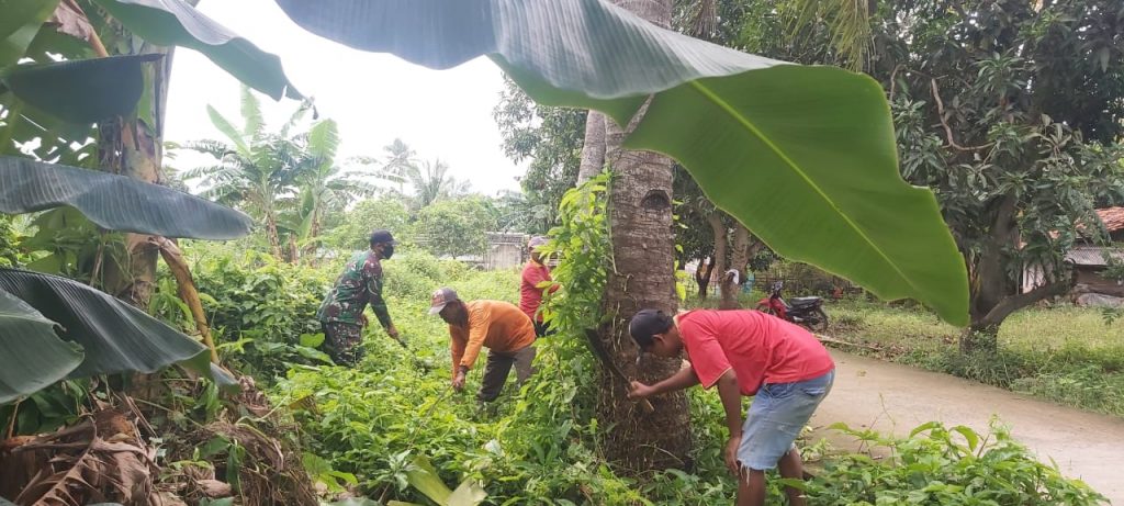 BABINSA BERSAMA WARGA BINAAN KARYA BAKTI MEMBERSIHKAN RUMPUT DI TANGGUL SUNGAI CITARUM