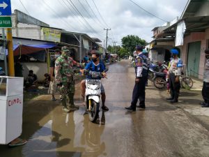 BABINSA KORAMIL 03/CABANGBUNGIN LAKSANAKAN OPERASI YUSTISI DI PASAR TRADISIONAL BIYOMBONG