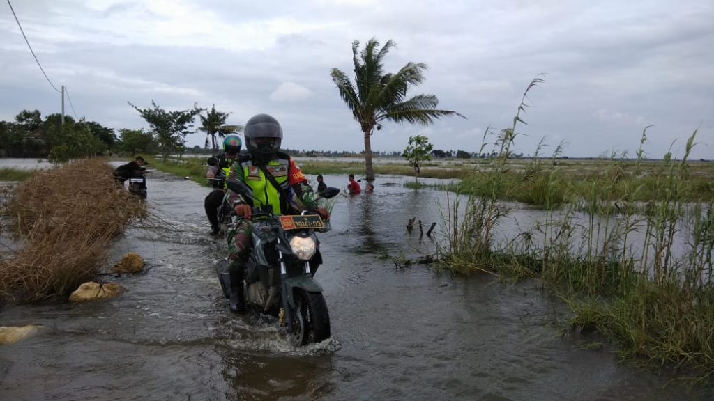 BABINSA KORAMIL 03/CABANGBUNGIN LAKUKAN MONITORING WILAYAH, PEDULI WARGA TERDAMPAK BANJIR