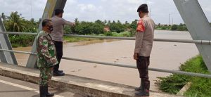 WASPADA BANJIR, BABINSA KORAMIL 03/CABANGBUNGIN CEK DEBIT AIR SUNGAI CITARUM