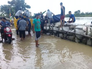 WARGA BERSAMA PEMERINTAHAN DESA PERBAIKI TANGGUL SUNGAI YANG JEBOL