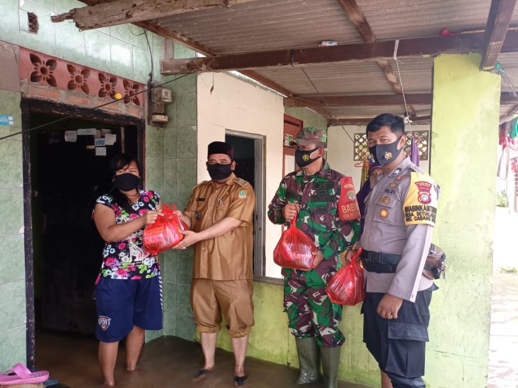 KEPALA DESA SETIALAKSAN BAGIKAN BANTUAN UNTUK WARGANYA YANG TERDAMPAK BANJIR