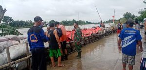 BERSAMA WARGA BINAAN, BABINSA PERBAIKI TANGGUL JEBOL