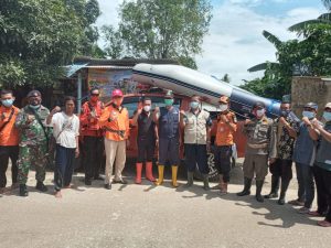BABINSA DAMPINGI BAZNAS SALURKAN BANTUAN UNTUK KORBAN BANJIR