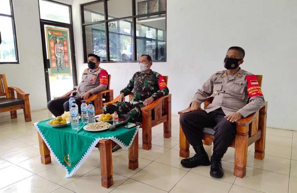 DANRAMIL BERSAMA KAPOLSEK ZOOM MEETING DENGAN KAPOLDA DAN PANGDAM JAYA.