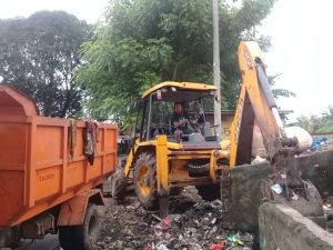 DLHK Laksanakan Pengerukan Sampah Di 7 Titik Di Jatirasa Karawang