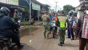 DEMI TEGAKKAN PPKM, BABINSA BERSAMA TIGA PILAR SAMBANGI PASAR TRADISIONAL