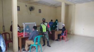 BABINSA DAMPINGI TIM KESEHATAN TEST SWAB KEPADA PERANGKAT DESA