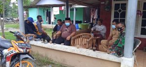 BABINSA BERSAMA KEPALA DESA KOMSOS DENGAN WARGA BINAAN.