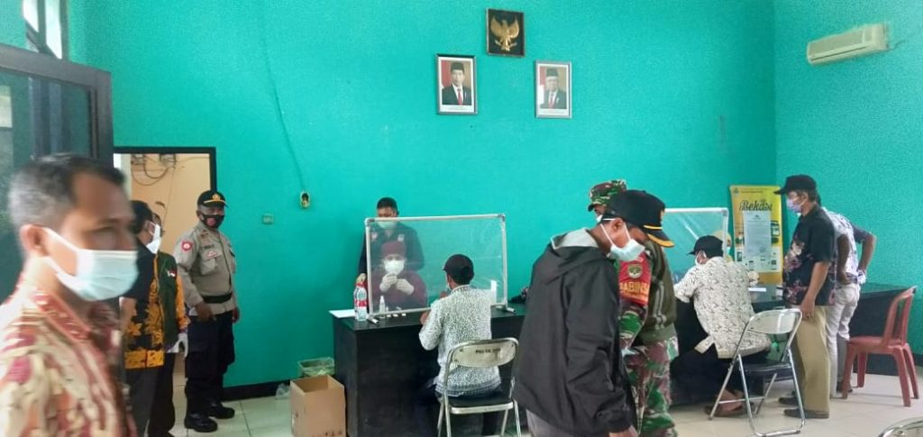BABINSA DAMPINGI TIM KESEHATAN, RAPID TEST KEPADA PERANGKAT DESA