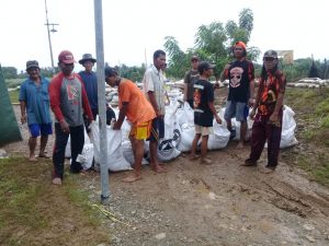 KERJA BAKTI PERBAIKAN TANGGUL KRITIS DESA PANTAI BAKTI ANTISIPASI BANJIR KIRIMAN .