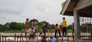 WARGA BERSAMA BABINSA KERJA BAKTI PERBAIKI TANGGUL SUNGAI YANG JEBOL