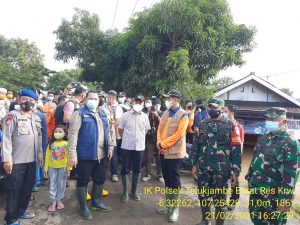 Bupati Karawang Tinjau Posko Lokasi Banjir Karangligar