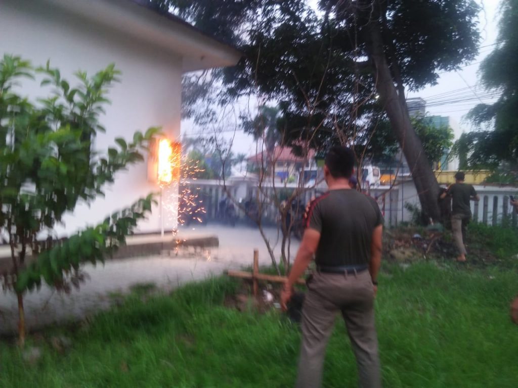 Panel Listrik Pos Satpam Pemda Karawang Kebakaran