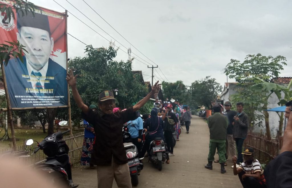 Gemuruh Pendukung Calon Kades Haji Sapin,”Kami Siap Kawal Pengambilan Nomor Urut”