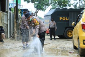 Polres Karawang Laksanakan Baksos Korve Paska Banjir Di Perum Graha Festival