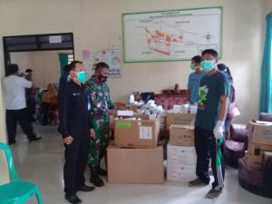 BABINSA DAMPINGI TIM KESEHATAN BERIKAN PENGOBATAN GRATIS KEPADA KORBAN BANJIR