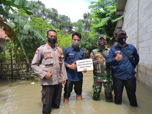 BABINSA DAMPINGI KARANG TARUNA SALURKAN BANTUAN UNTUK KORBAN BANJIR