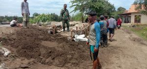 PASCA BANJIR, BABINSA BERSAMA WARGA BINAAN PERBAIKI TANGGU SUNGAI YANG JEBOL