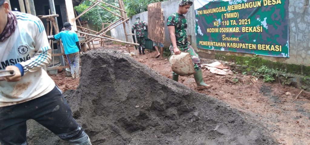 PINDAHKAN MATERIAL, SATGAS TMMD KODIM 0509/KAB.BEKASI GUNAKAN ALAT SEADANYA