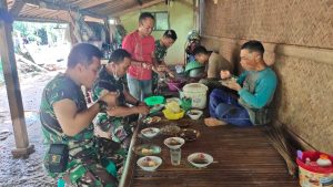 SATGAS TMMD RASAKAN NIKMATNYA MAKAN SIANG DI RUMAH WARGA