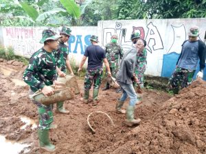 TAK KENAL LELAH, SATGAS TMMD DAN WARGA LAKUKAN PENGURUKAN