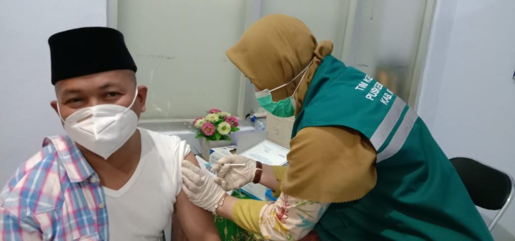 8 Kepala Desa Di Kecamatan Klari Ikuti Suntik Vaksin