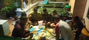 TMMD MAKAN MALAM BERSAMA DI RUMAH WARGA