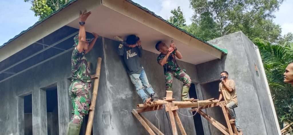 SATGAS TMMD BERSAMA WARGA MULAI PASANG PLAPON POSYANDU