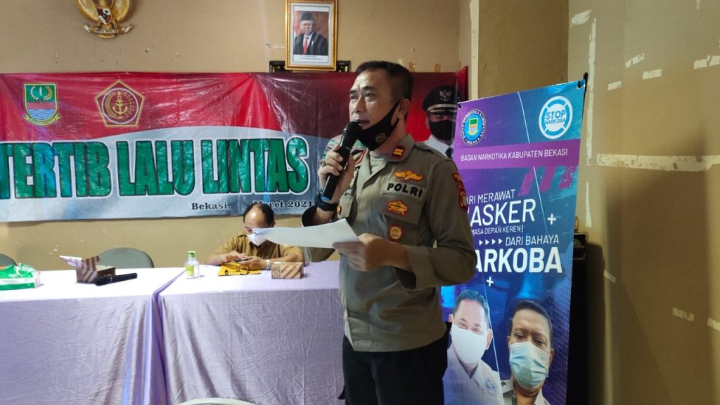 MASYARAKAT DESA KERTARAHAYU MENERIMA PENYULUHAN TERTIB BERLALU LINTAS OLEH POLRES METRO BEKASI