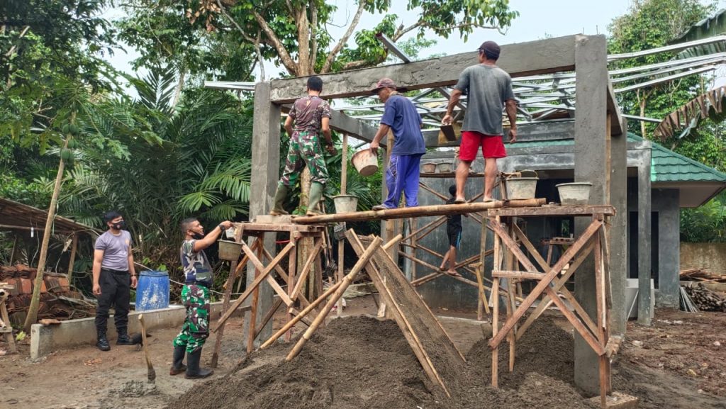 WARGA DESA KERTARAHAYU ANTUSIAS DALAM MEMBANTU SATGAS TMMD KE 110 KODIM 0509/KAB.BEKASI